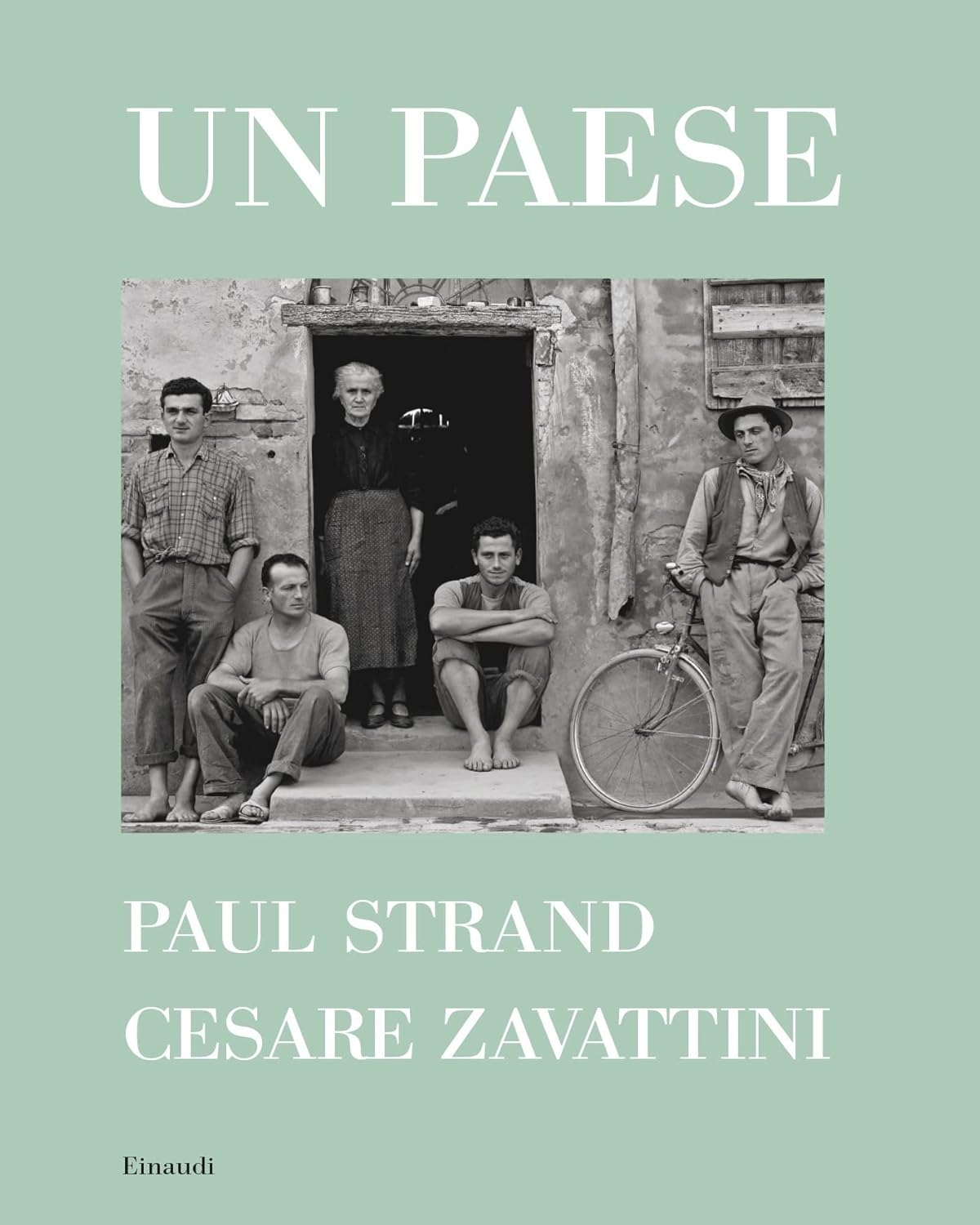 Copertina del libro fotografico Un Paese