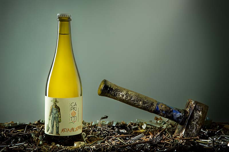 Scatto di still life del vino Frizzante della Società Agricola Capriotti di Castelplanio